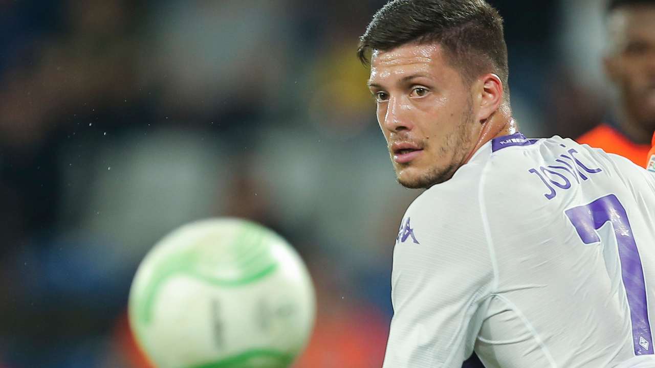 Luka Jovic guarda verso il pallone Fiorentina 