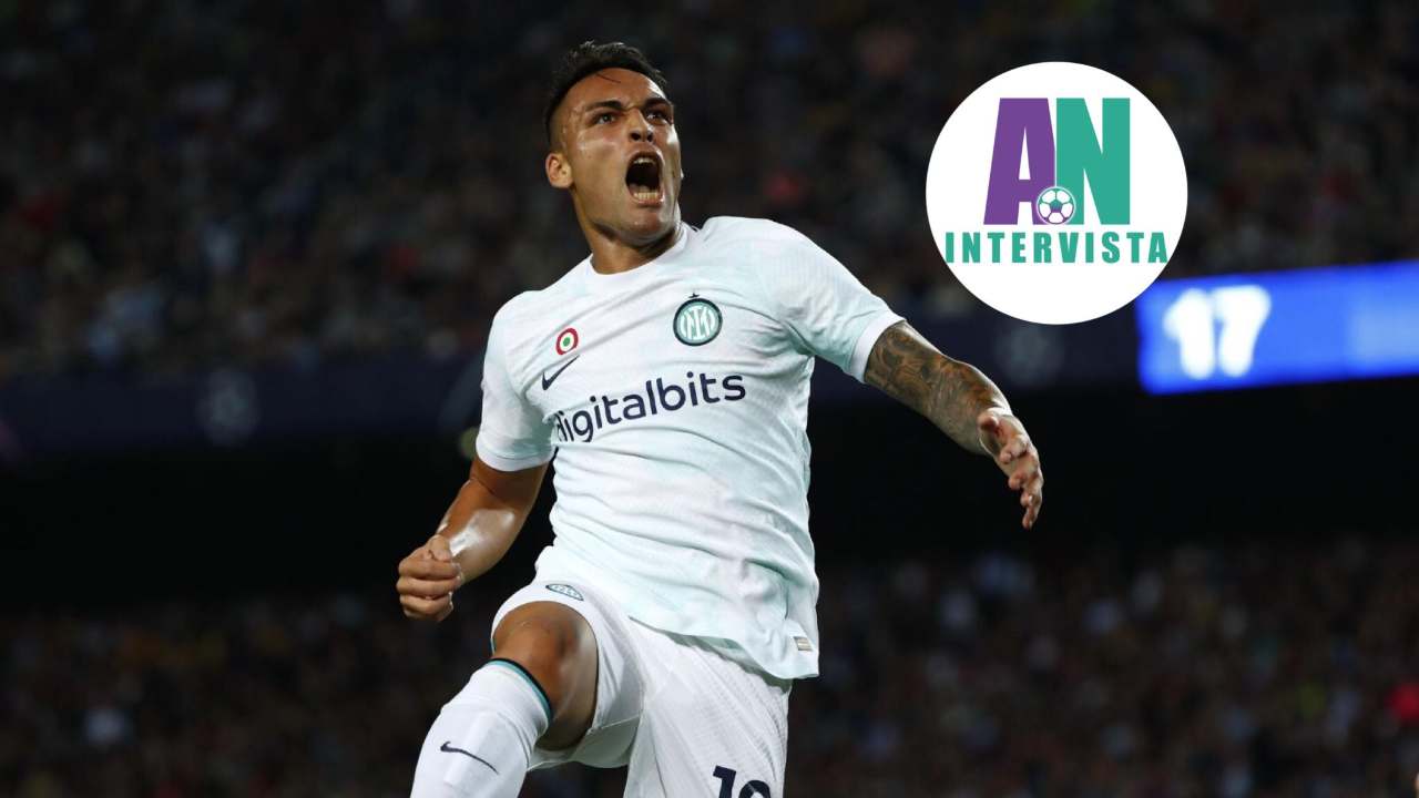 Lautaro Martinez esulta dopo il gol segnato in Barcellona-Inter
