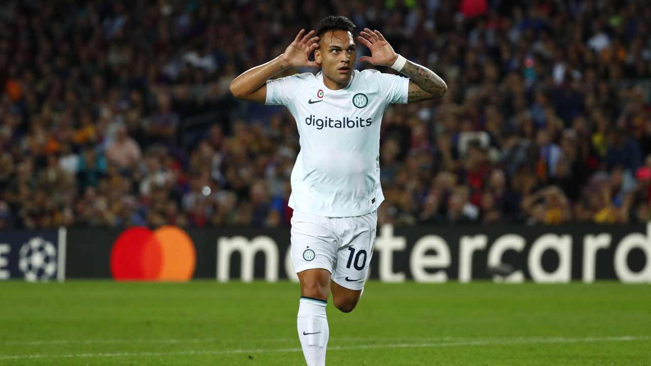 Lautaro Martinez esulta dopo il gol segnato in Barcellona-Inter (LaPresse) SerieANews.com