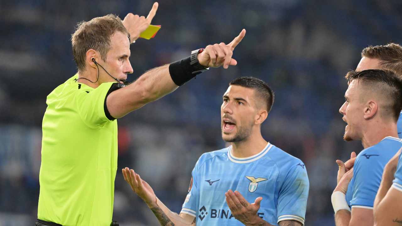 L'arbitro estrae il secondo giallo in Lazio-Sturm