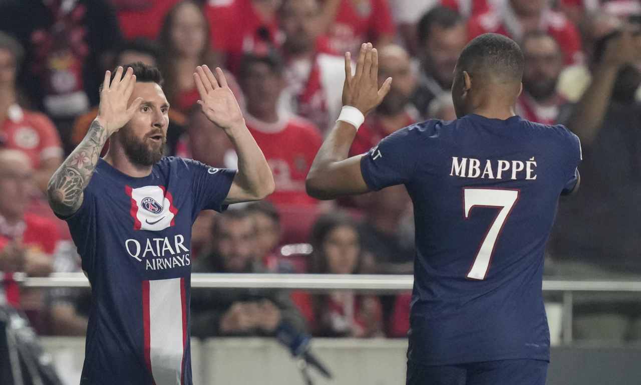 Messi festeggia con Mbappé 