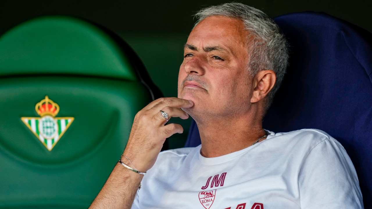 Mourinho si tocca il mento