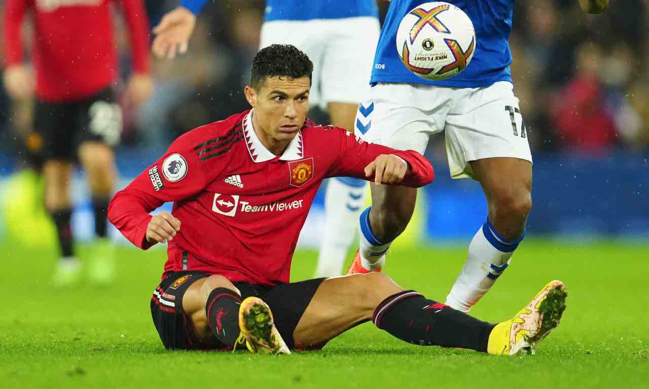 Cristiano Ronaldo seduto in campo