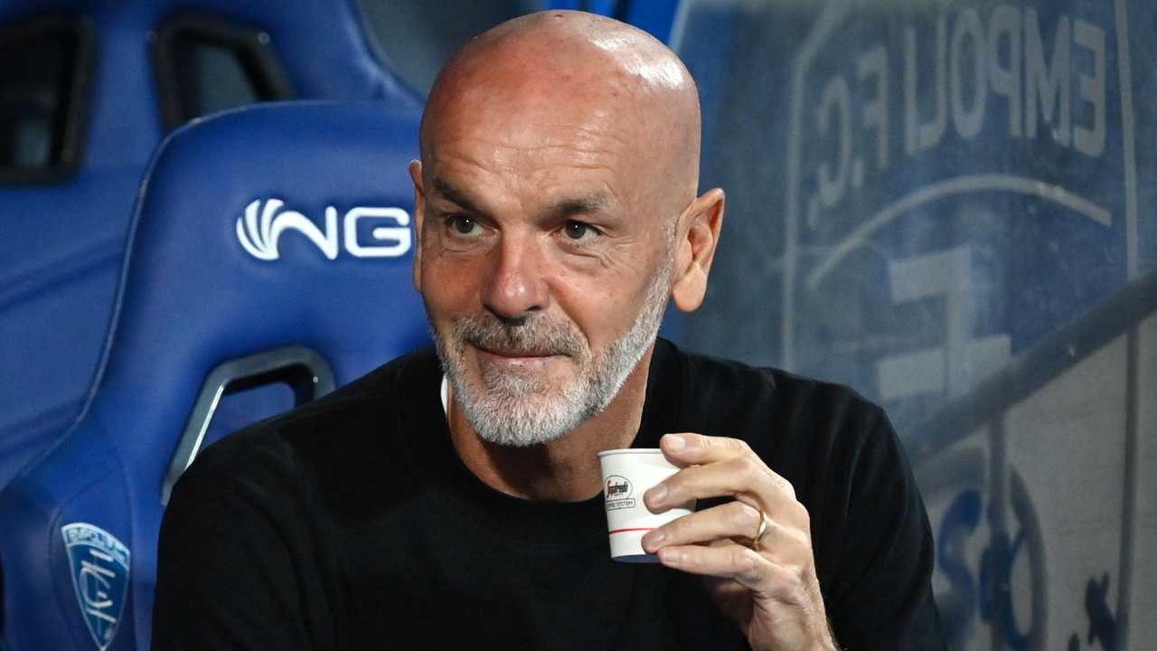 Pioli beve un caffè sorridendo Milan