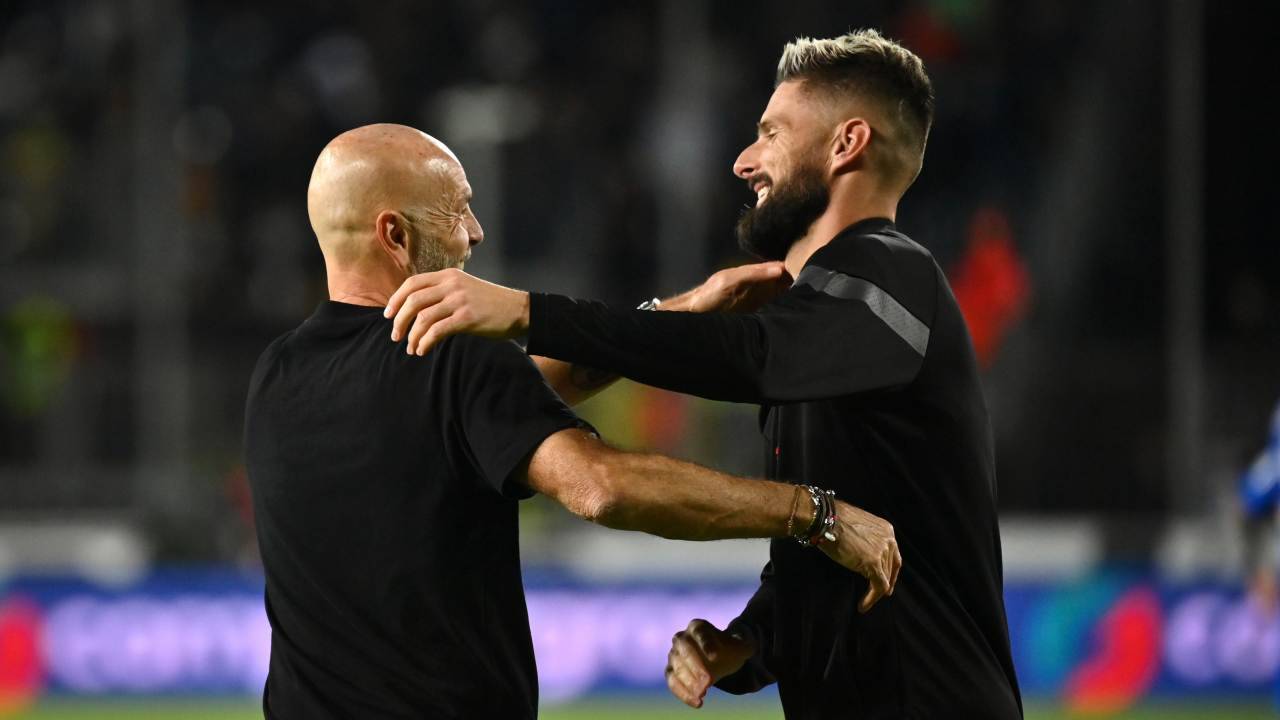 Pioli e Giroud si abbracciano Milan 