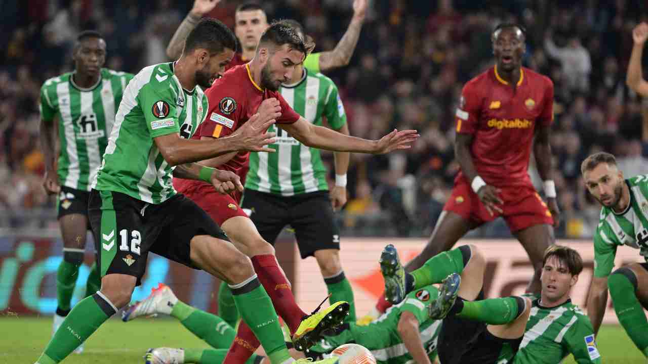 Giocatori impegnati in campo Roma-Betis