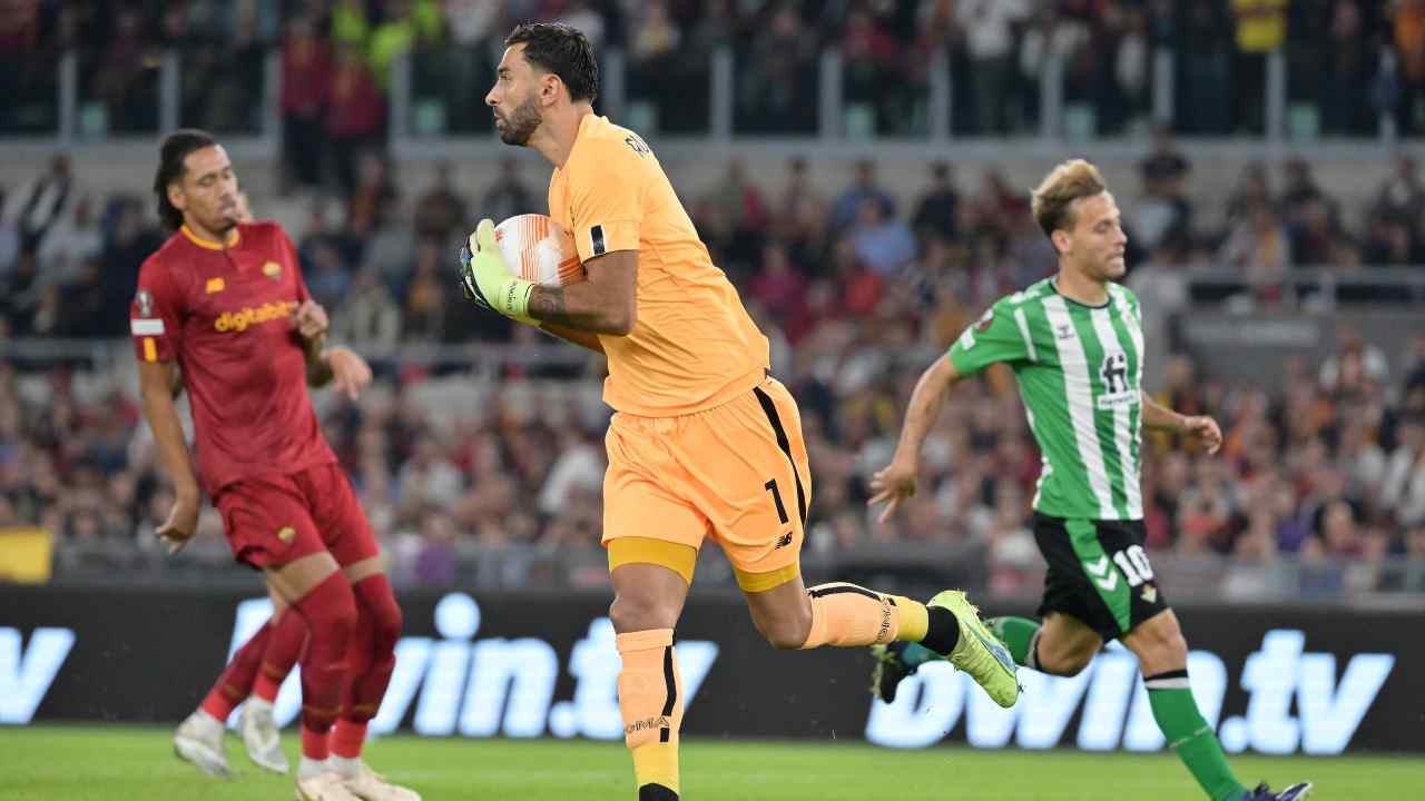 Rui Patricio con il pallone in mano Roma