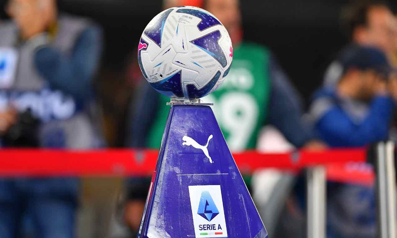 Il pallone della Serie A esposto