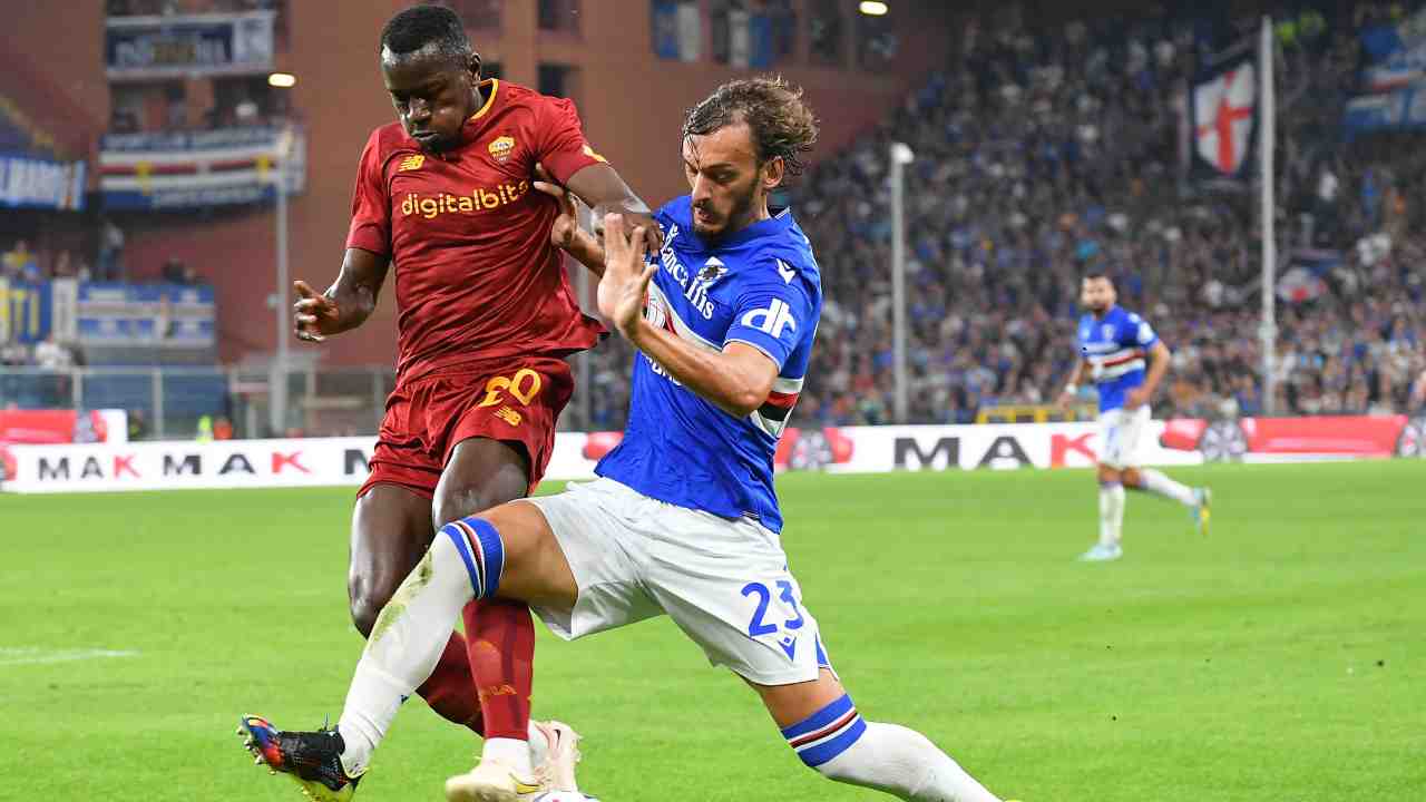 Gabbiadini e Camara impegnati in campo durante Sampdoria-Roma