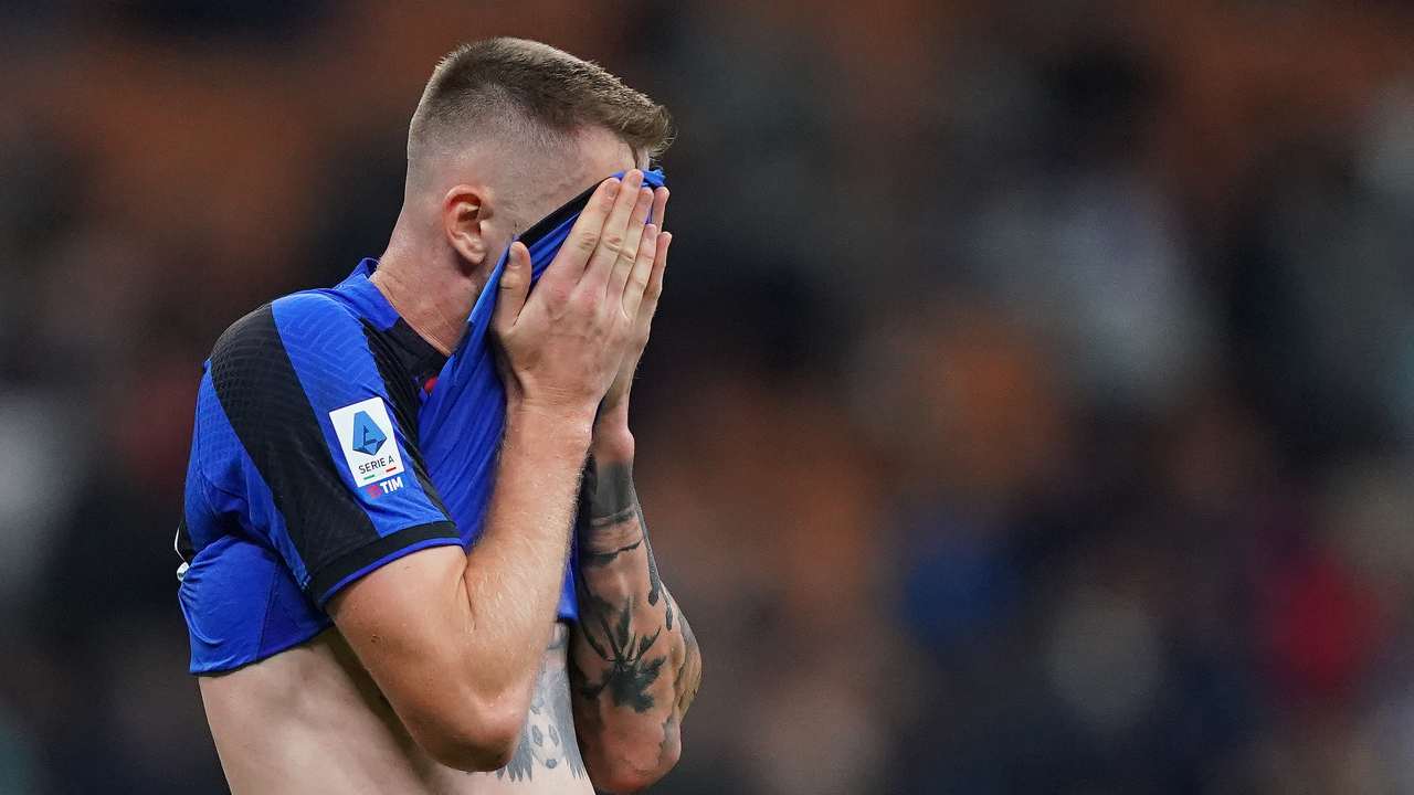 Skriniar si copre il volto con la maglia Inter