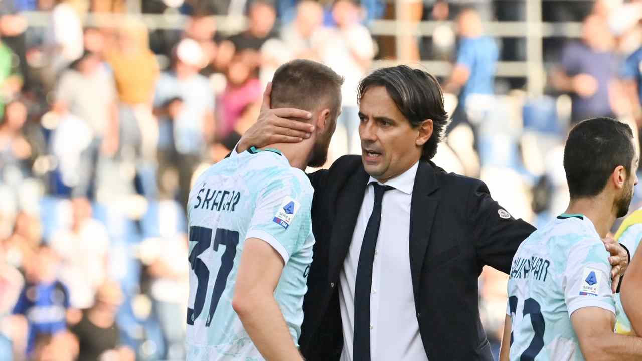 Simone Inzaghi abbraccia Milan Skriniar