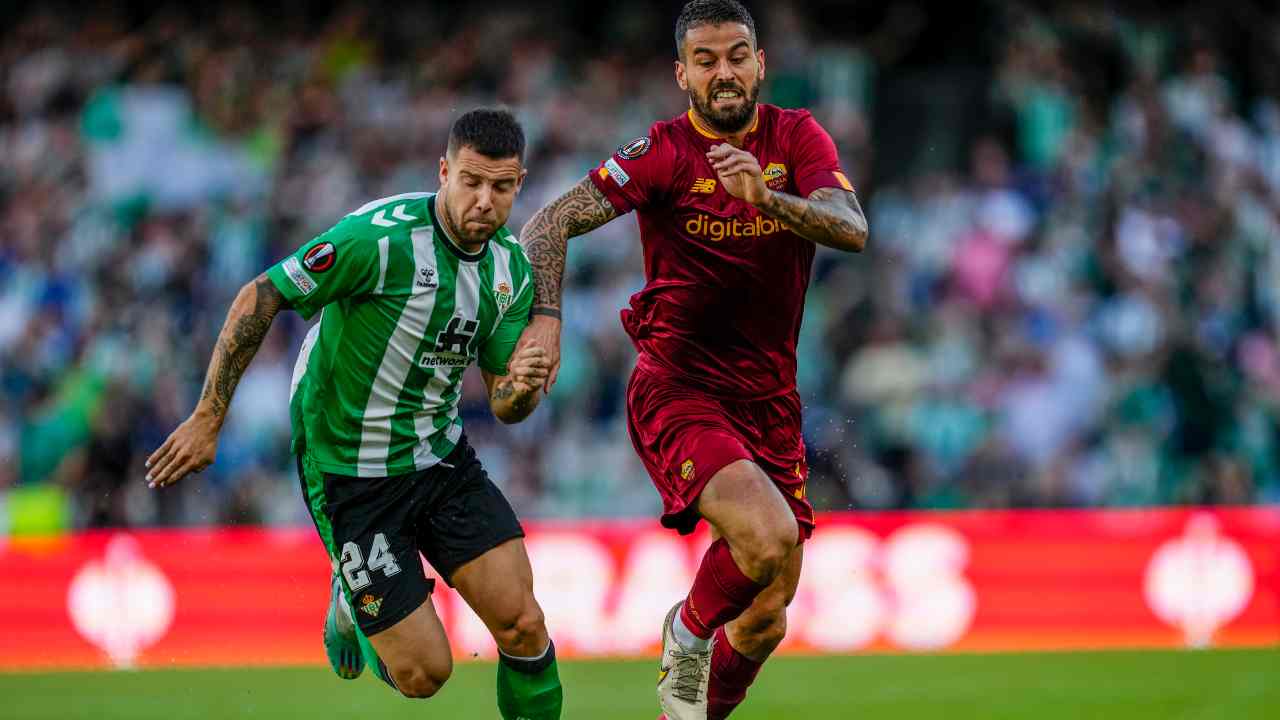 Spinazzola corre al fianco dell'avversario in Betis-Roma