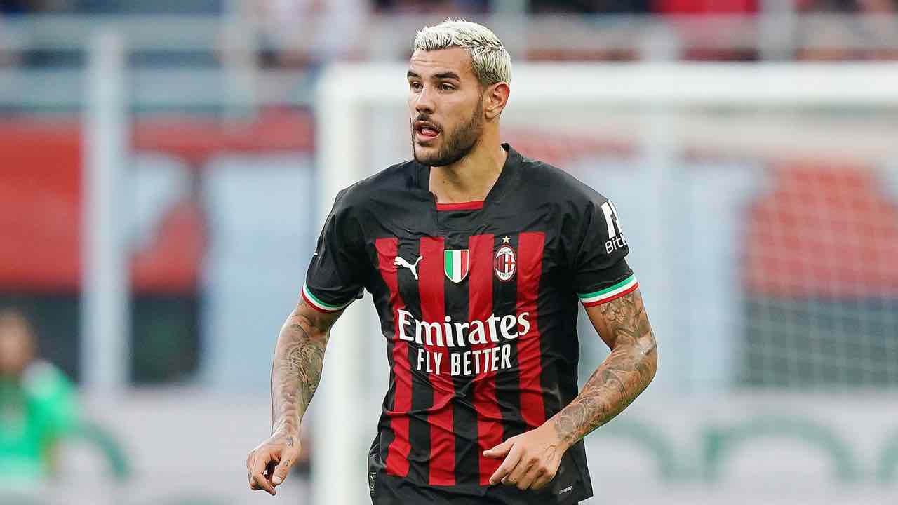 Theo Hernandez in azione con la maglia del Milan