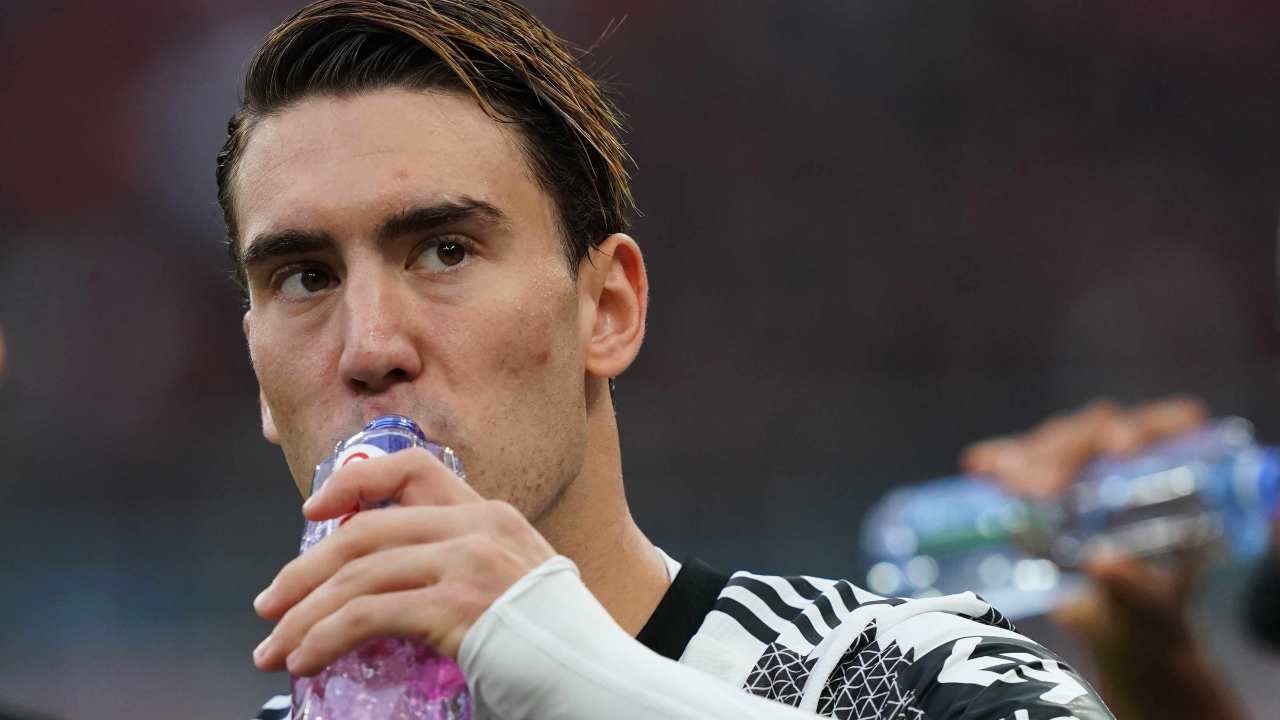 Vlahovic beve durante Milan-Juventus