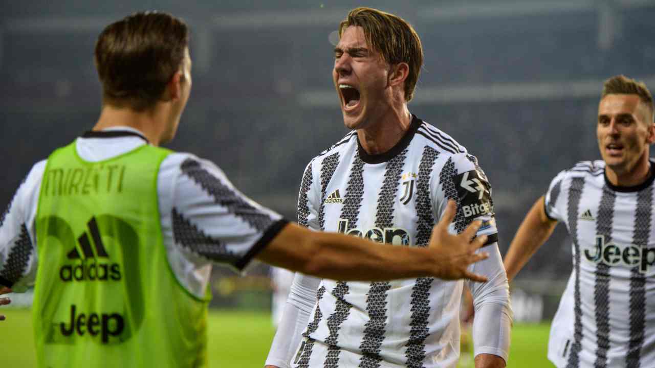 Vlahovic esulta dopo il gol Juventus