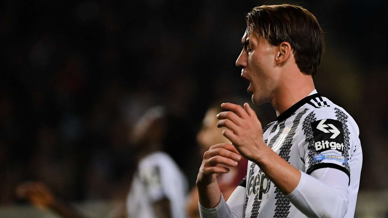 Vlahovic deluso dopo l'errore Juventus