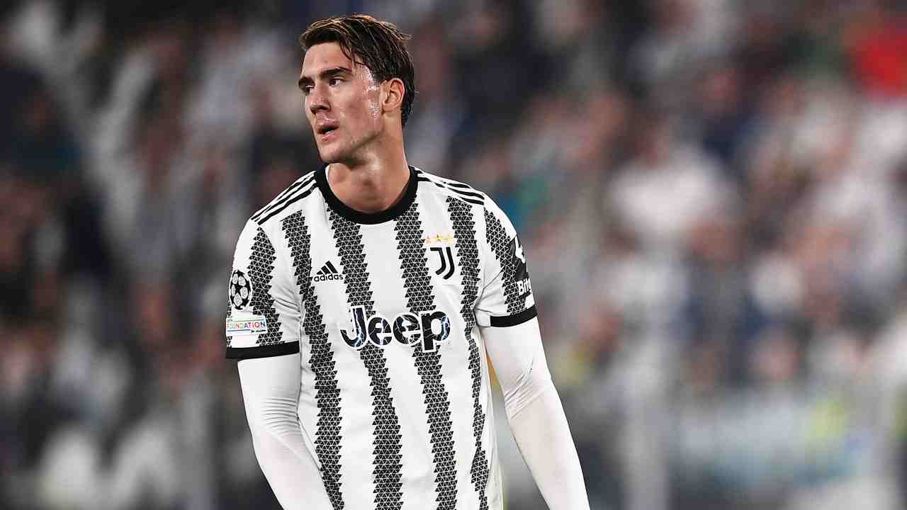 Vlahovic in azione con la maglia della Juventus