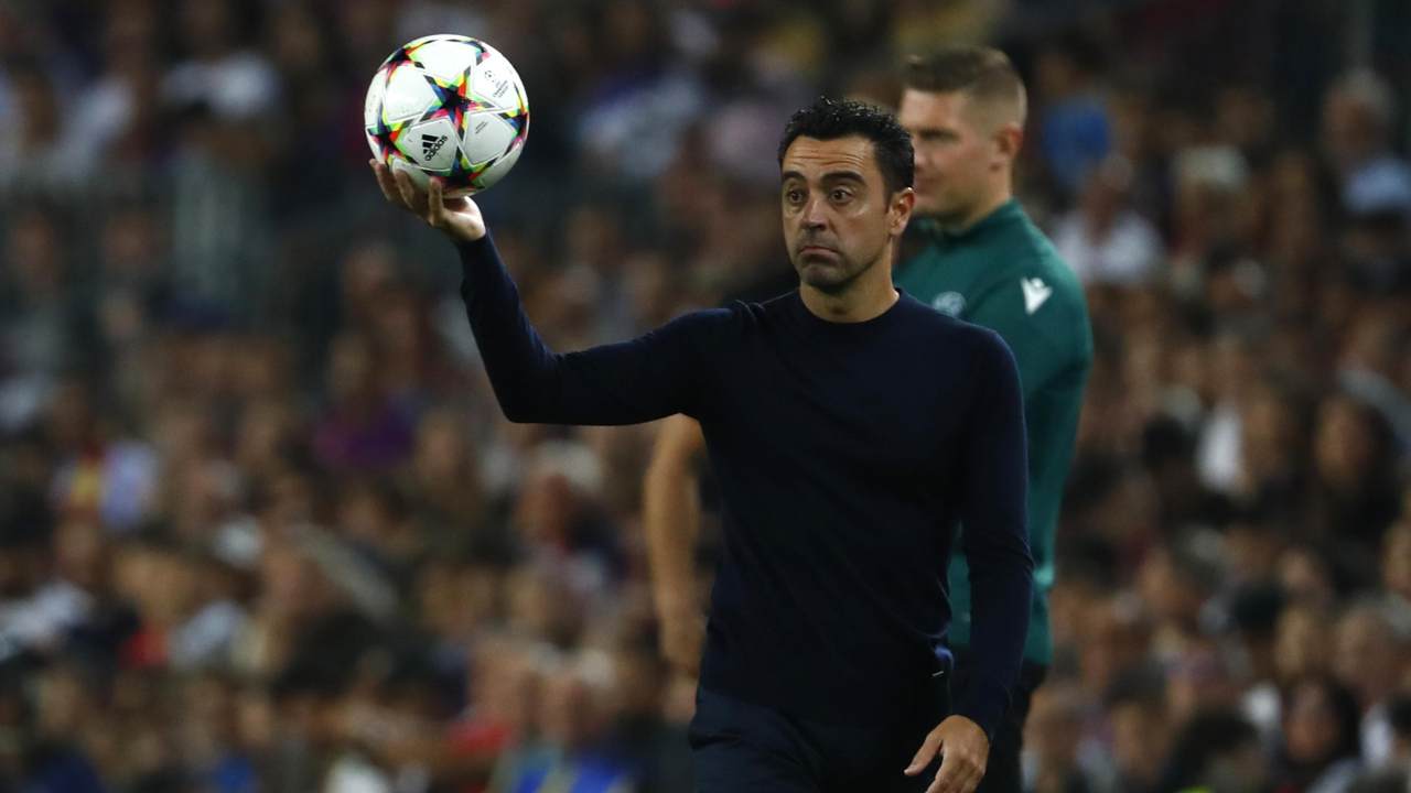 Xavi con il pallone in mano Barcellona