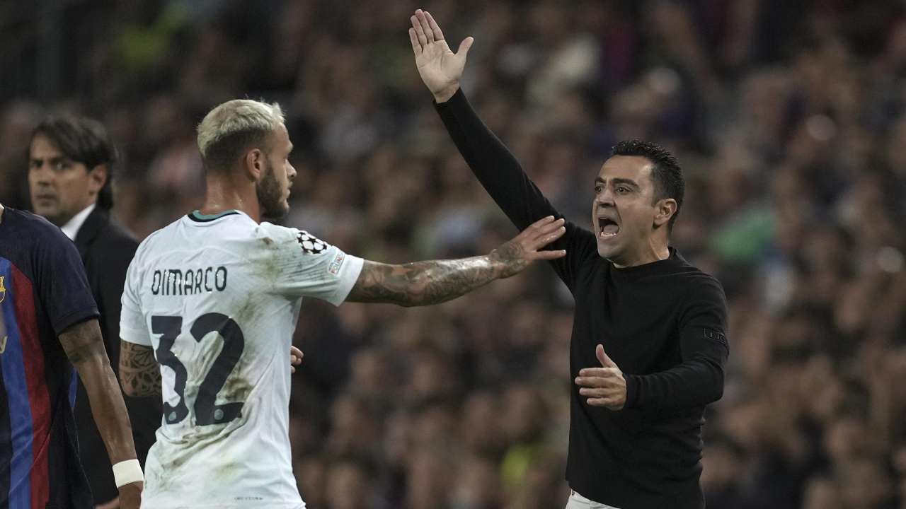 Xavi protesta davanti a Dimarco Barcellona-Inter