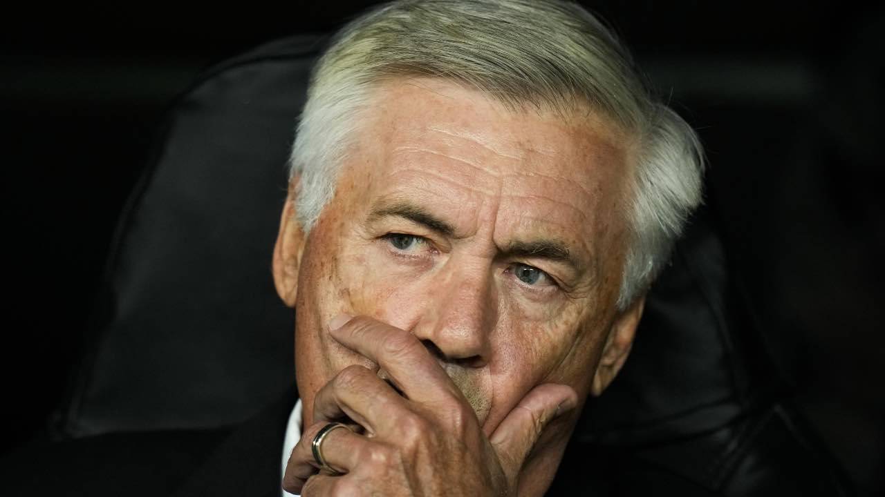 Carlo Ancelotti pensieroso