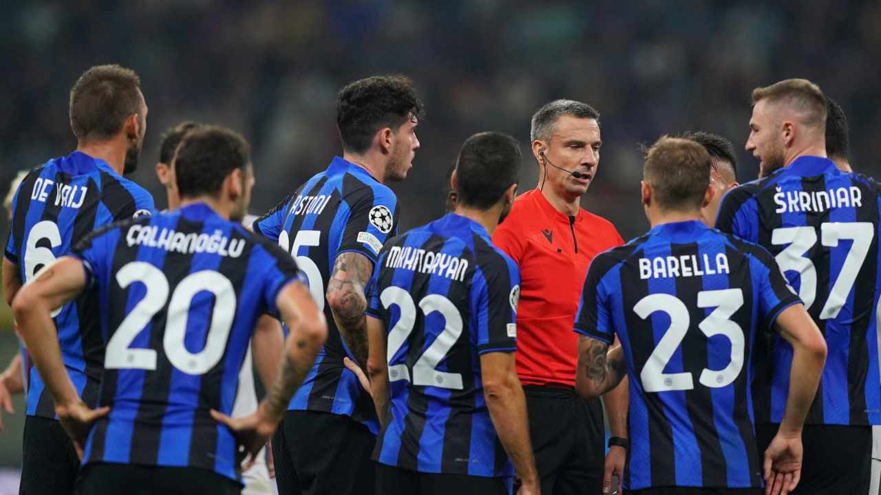 L'Inter accerchia l'arbitro durante e fasi di gioco
