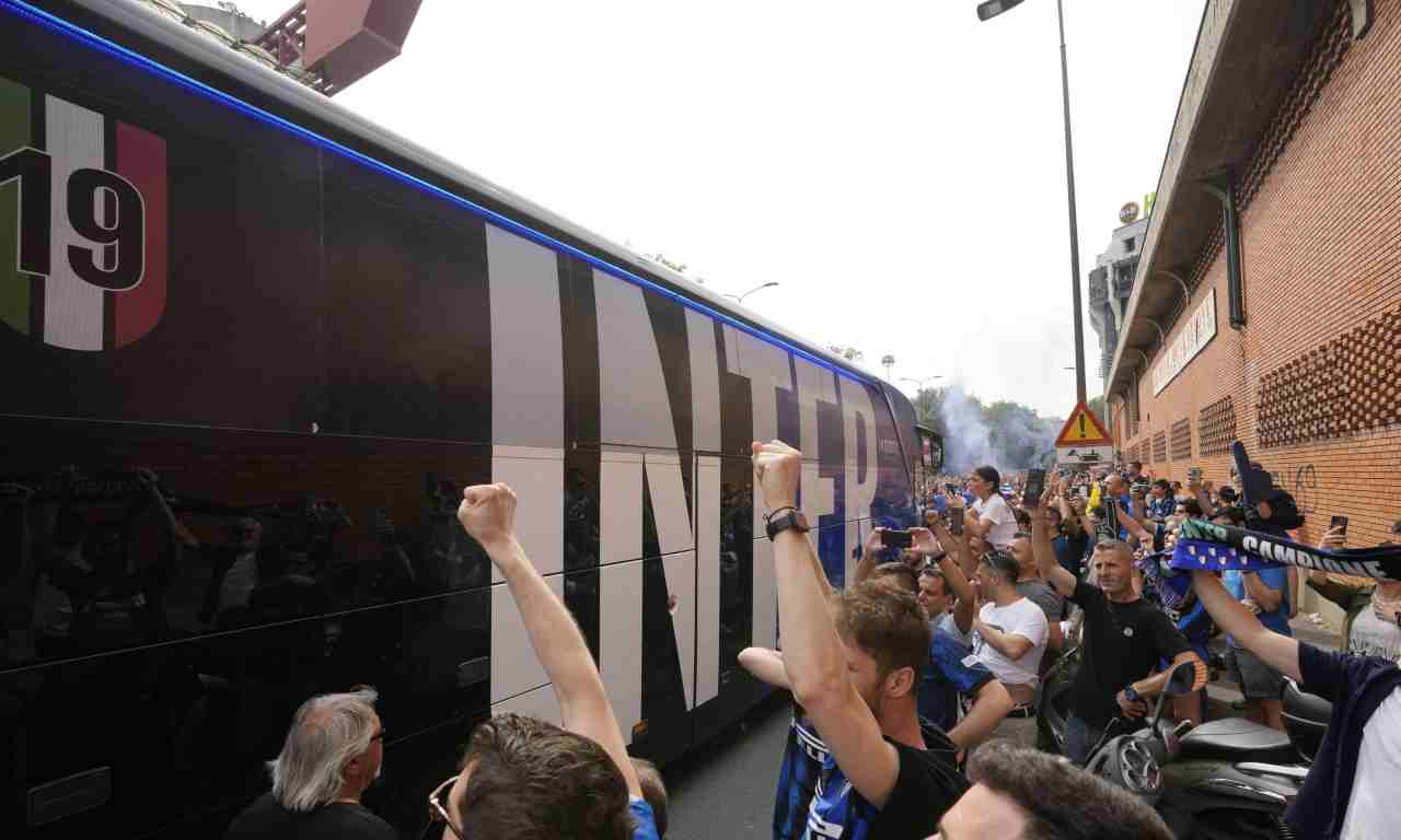 Inter, tifosi in festa al passaggio del bus