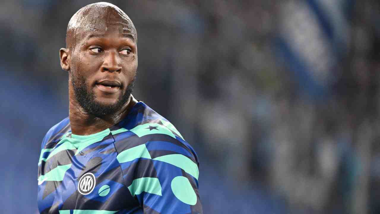 Lukaku osserva durante il riscaldamento