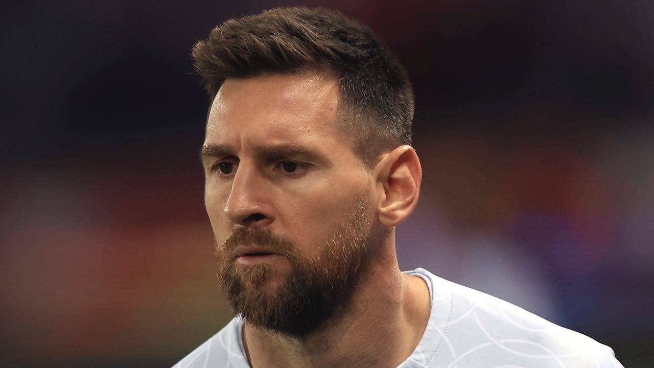 Lionel Messi pensieroso