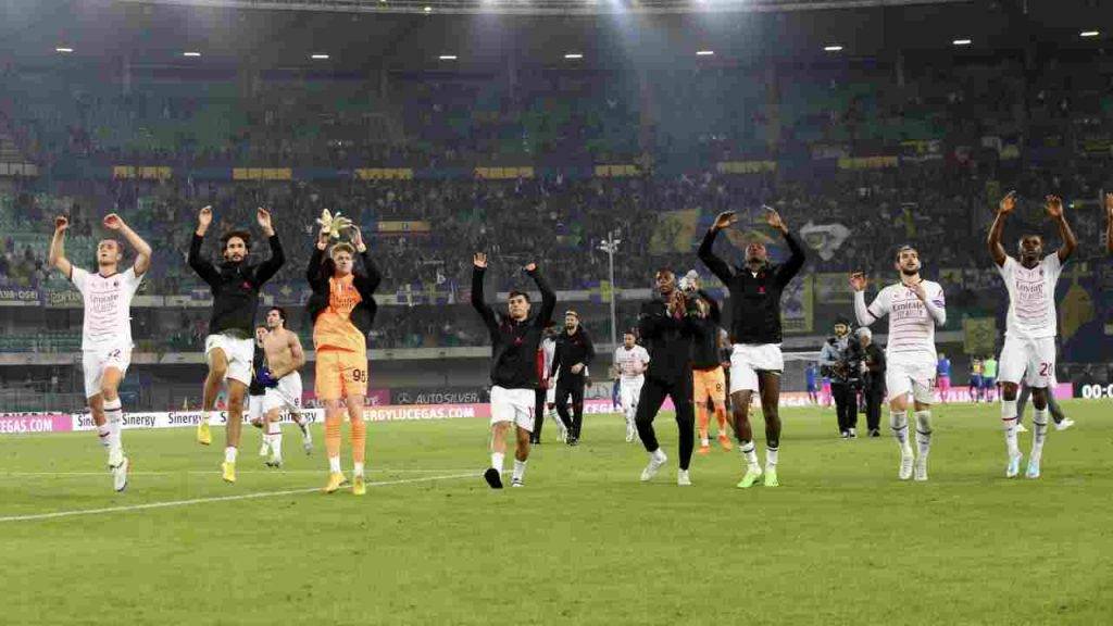 Il Milan esulta dopo la vittoria contro il Verona