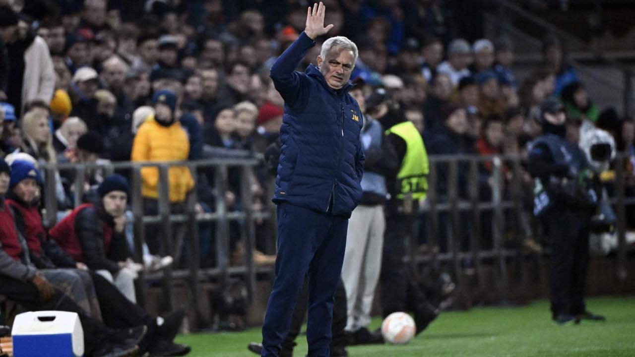 Josè Mourinho saluta