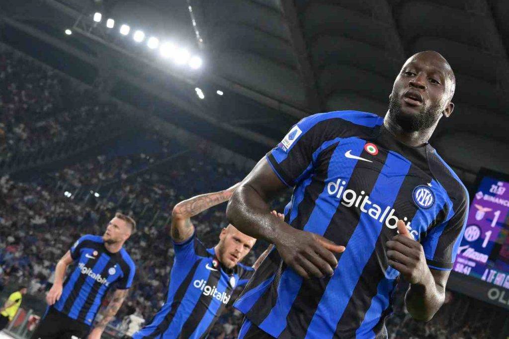 lukaku inter maglia nerazzurra spiazzato