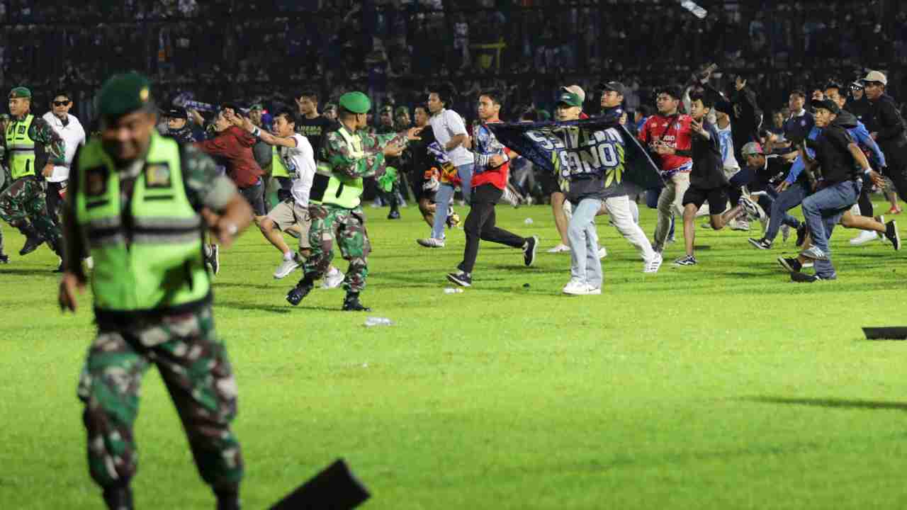 Un momento di tensione sul terreno di gioco: in Indonesia si parla di 180 morti dopo la sfida tra due squadre rivali