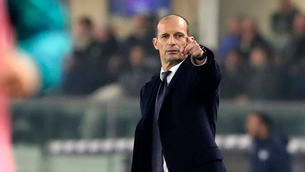 Allegri indica davanti a sé Juventus