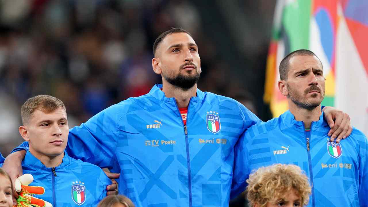 Donnarumma, Bonucci e Barella durante l'inno Italia