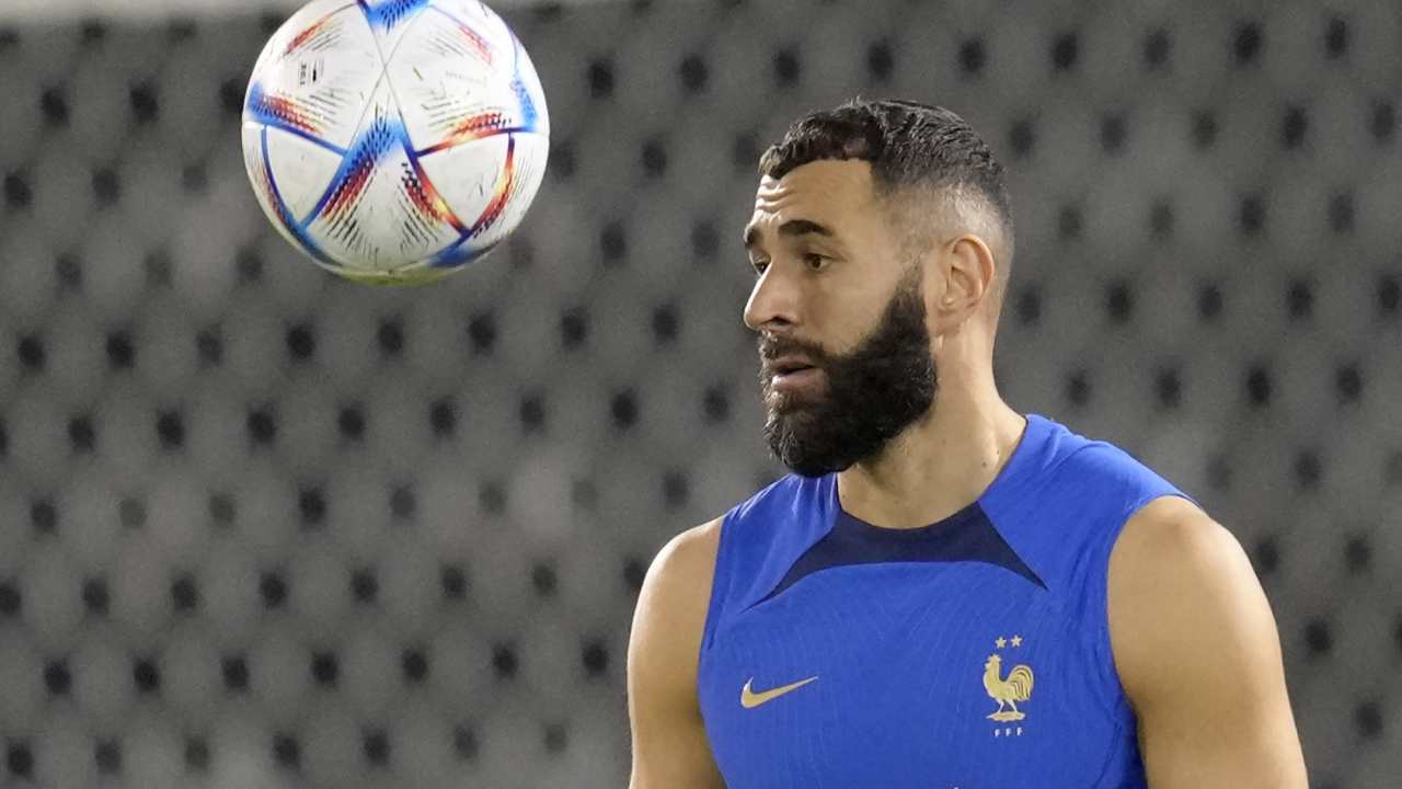 Benzema in riscaldamento Francia