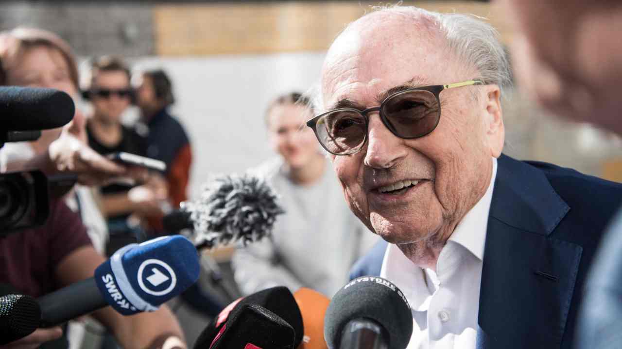 Blatter fa marcia indietro