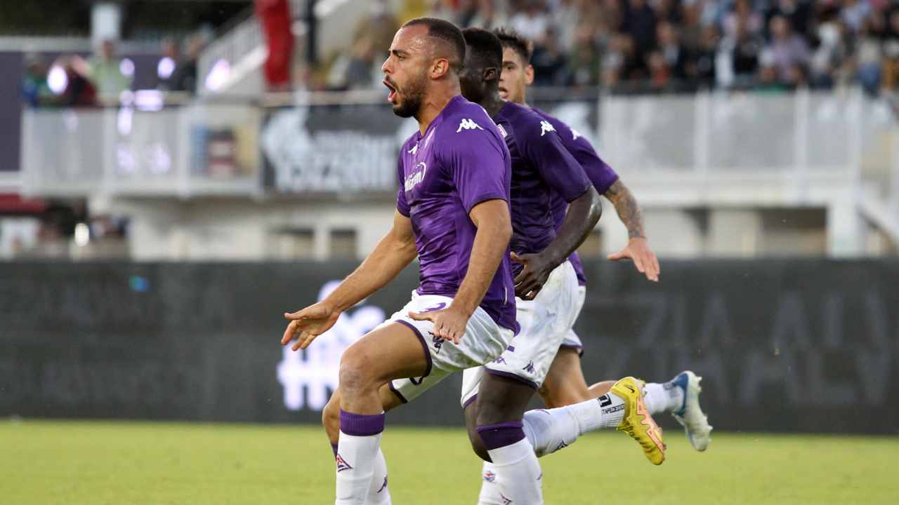 Cabral esulta dopo aver segnato Fiorentina