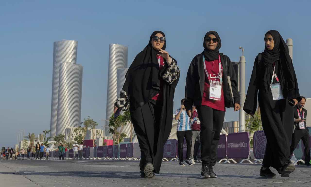 Donne passeggiano in Qatar