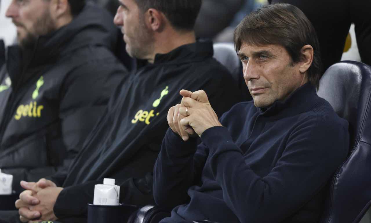 Conte osserva dalla panchina