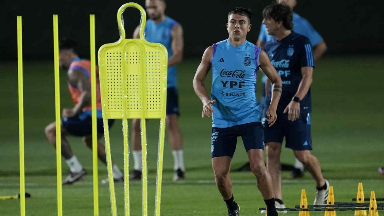 Dybala con l'Argentina durante l’allenamento in Qatar