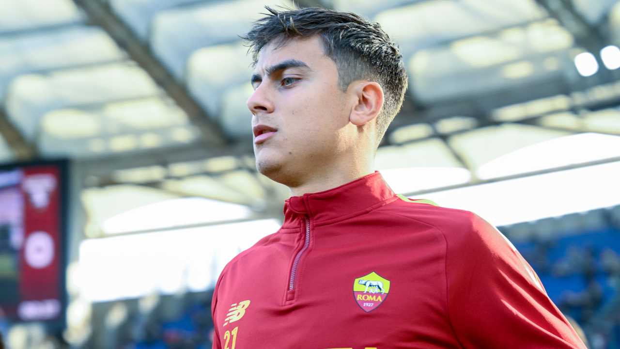 Dybala in riscaldamento Roma