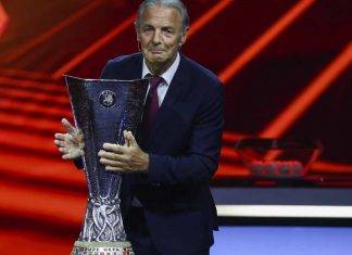 Heinz sostiene il trofeo dell'Europa League