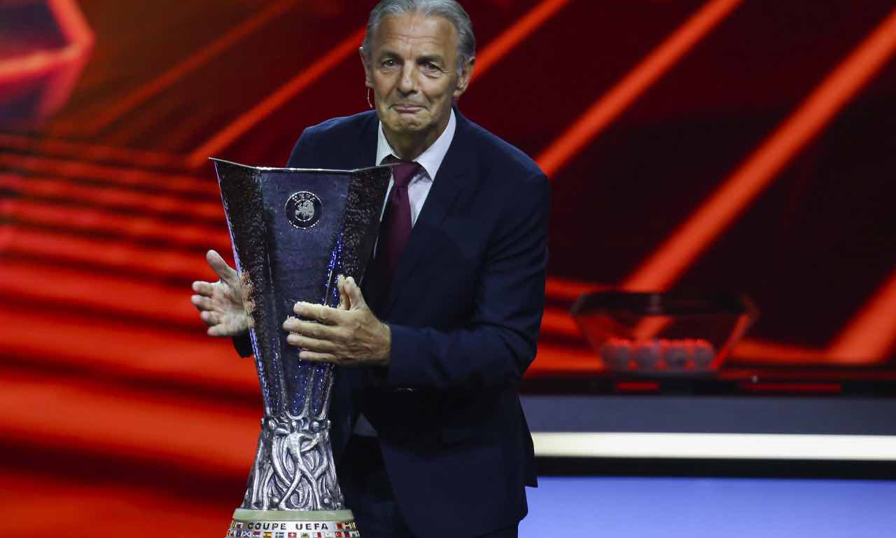 Heinz sostiene il trofeo dell'Europa League