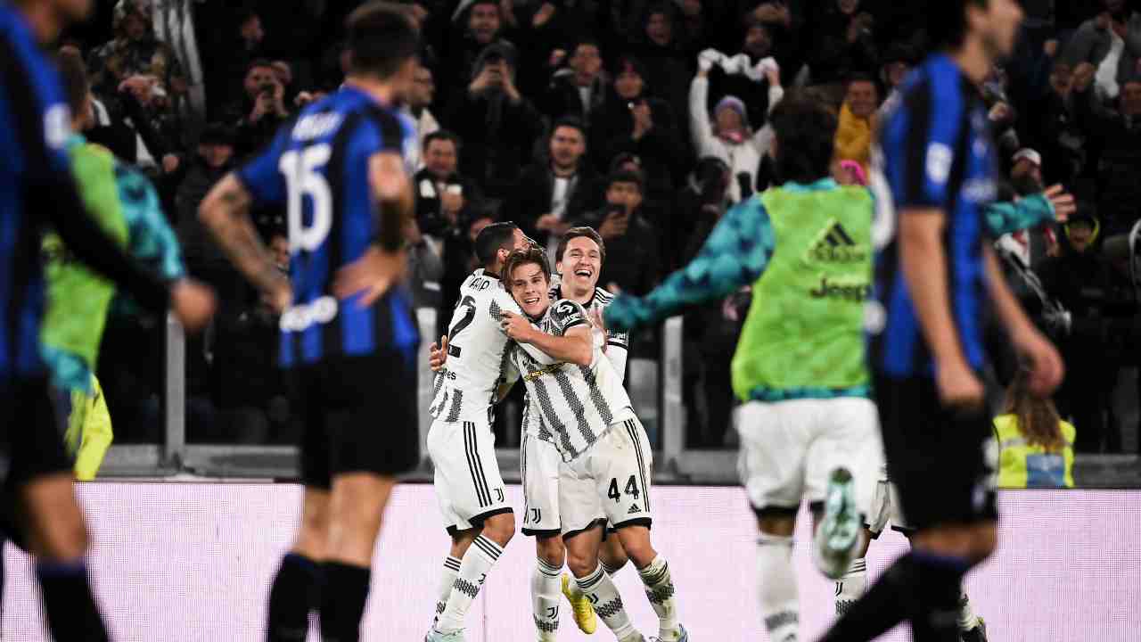 Fagioli abbracciato dai compagni Juventus 