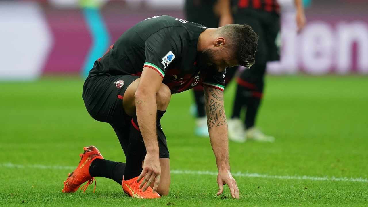 Giroud inginocchiato in campo Milan