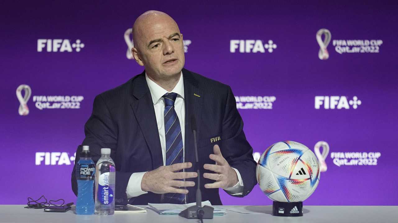 Infantino parla in conferenza con la FIFA