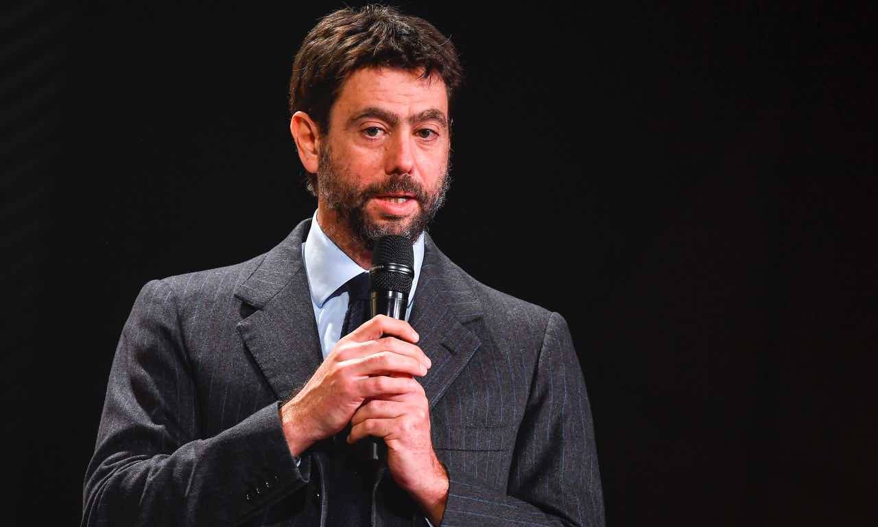 Agnelli parla al microfono 