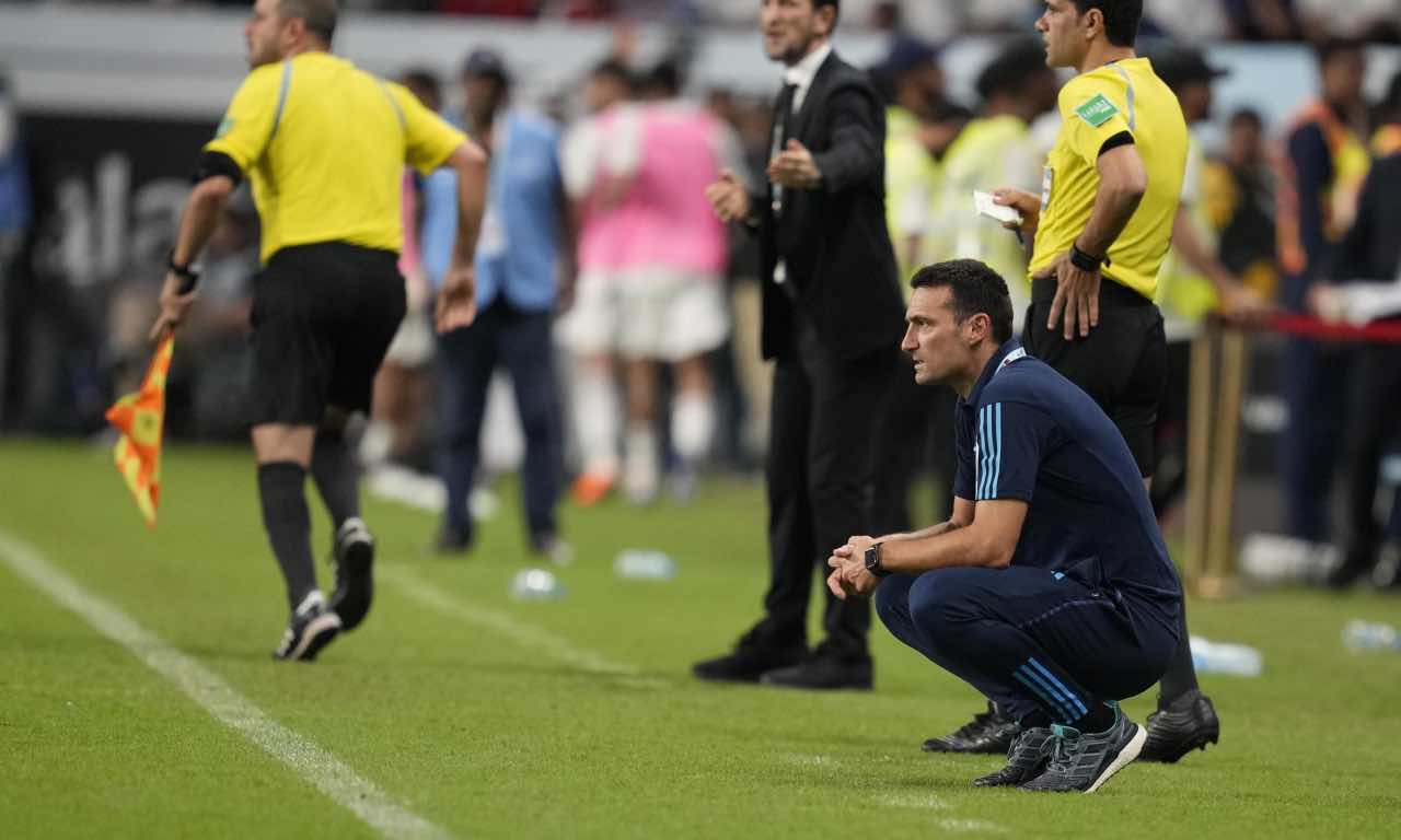 Scaloni osserva la Nazionale argentina