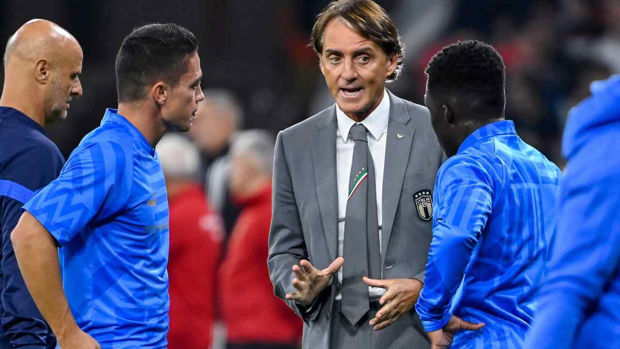 Roberto Mancini parla con Gnonto e Raspadori Italia