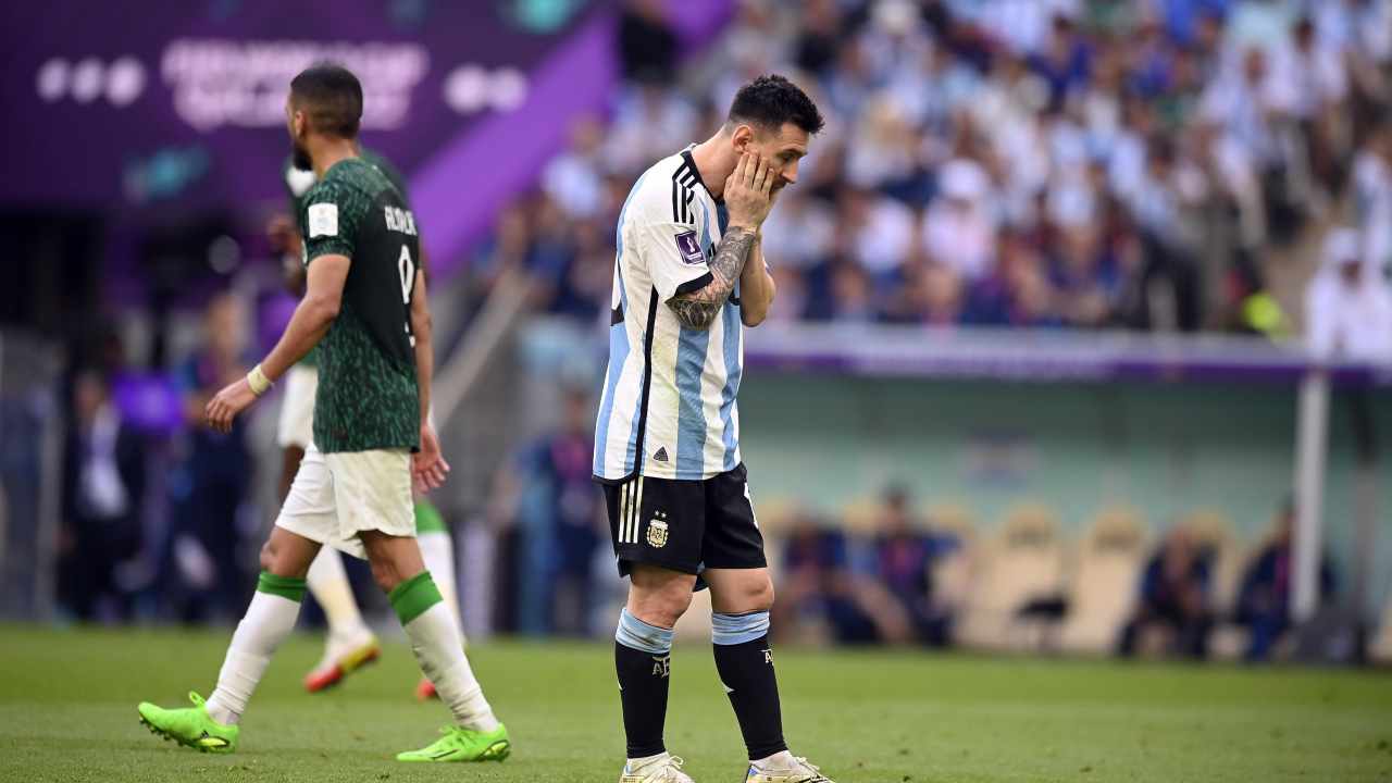 Messi sconfortato nel corso di Argentina-Arabia Saudita